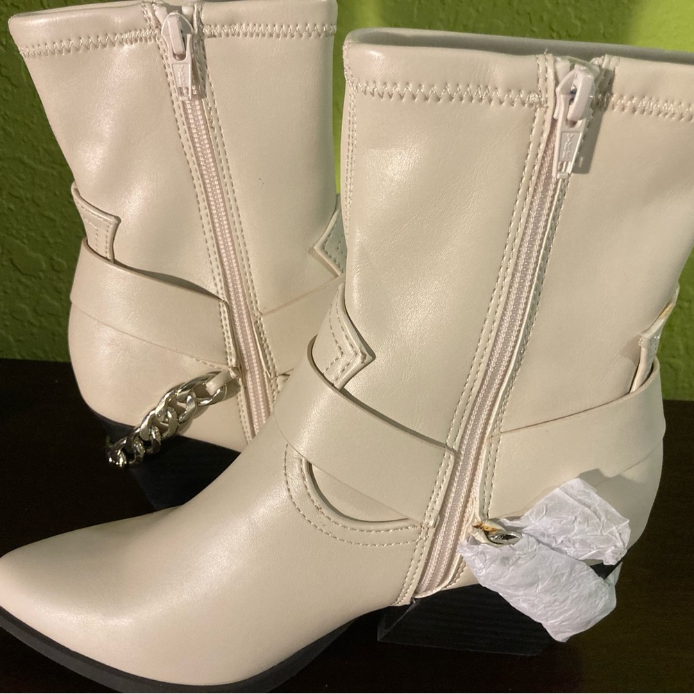 Dolce Vita Cream Ankle Boots with Chain Detail - Picture 11 of 11